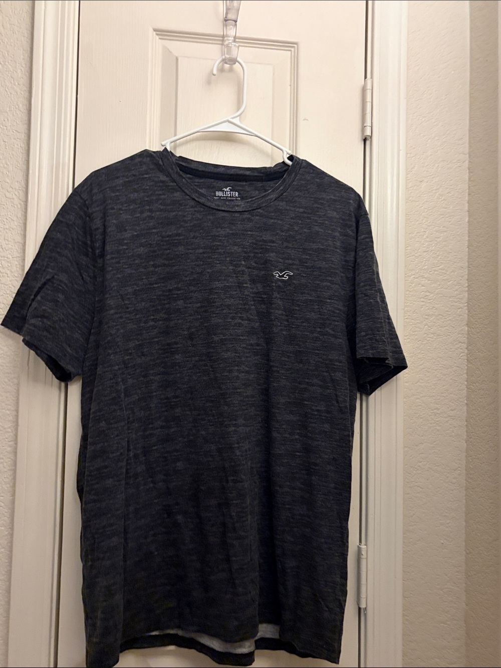 Hollister Men's Charcoal Heather Crew Neck T-Shirt with Small Logo